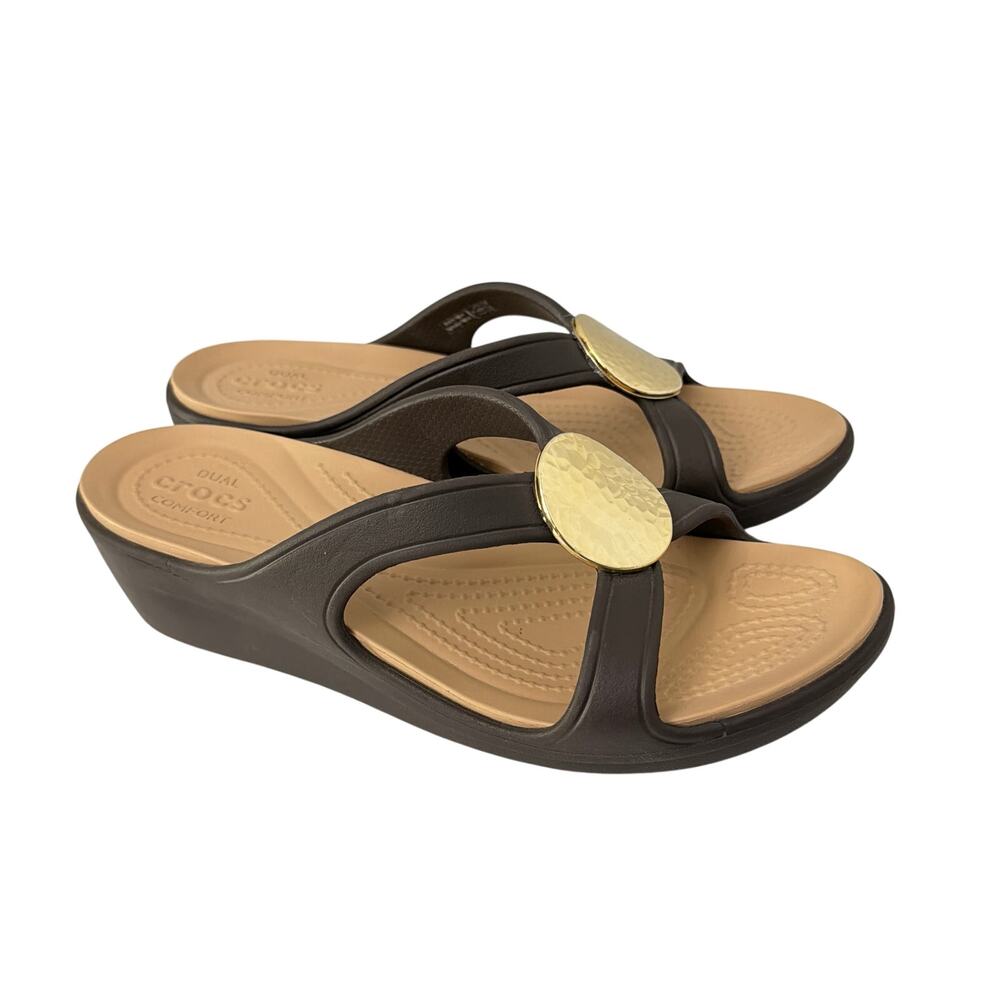 Crocs Sanrah Sandals Womens Size 8 Brown Gold Medallion Wedge Slip On